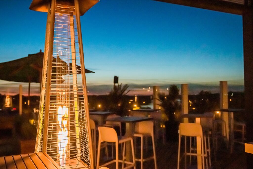 La terrasse sur le toit, en soirée