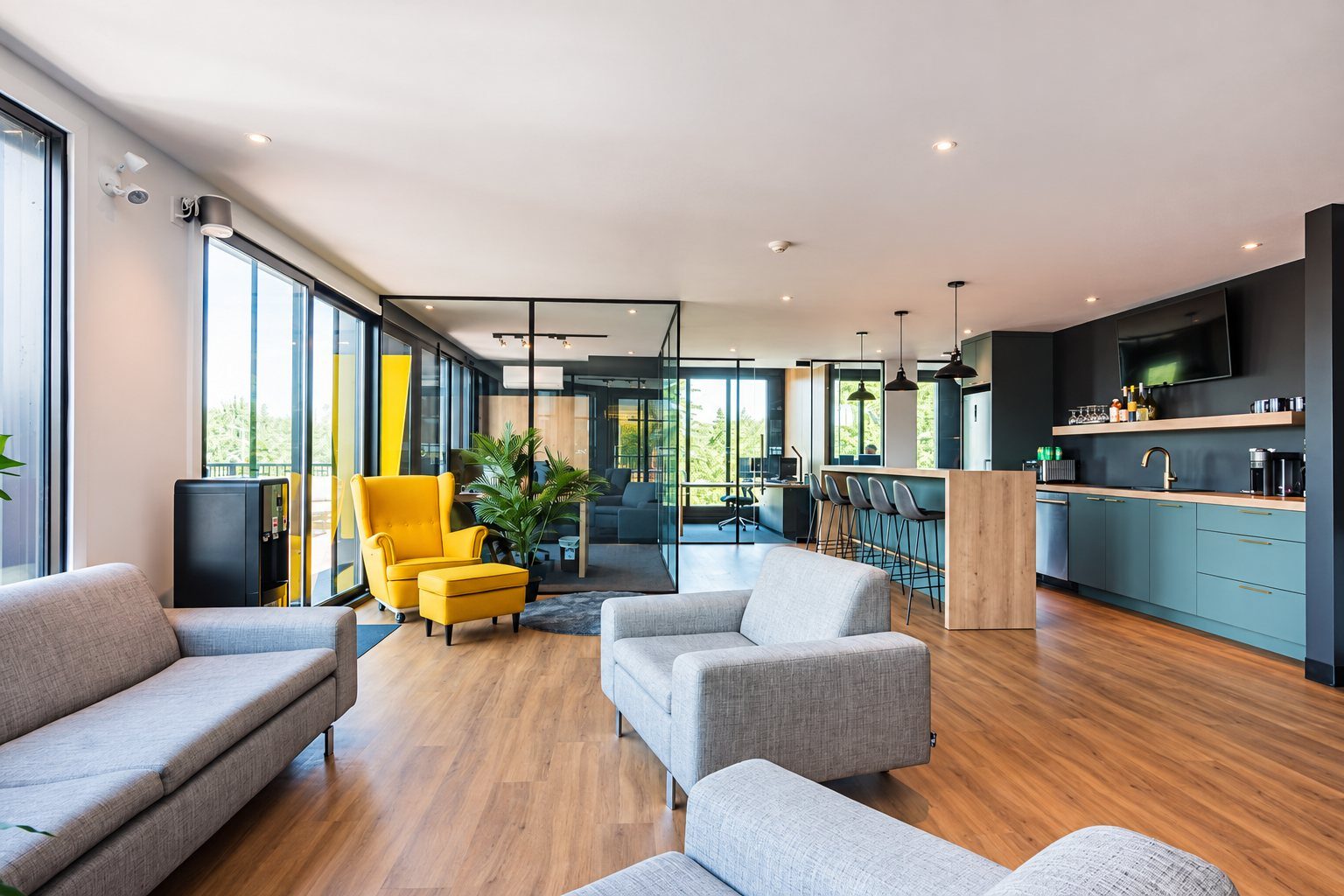 Aire commune et bureaux vitrés de L’Office, 222 rue Heriot à Drummondville